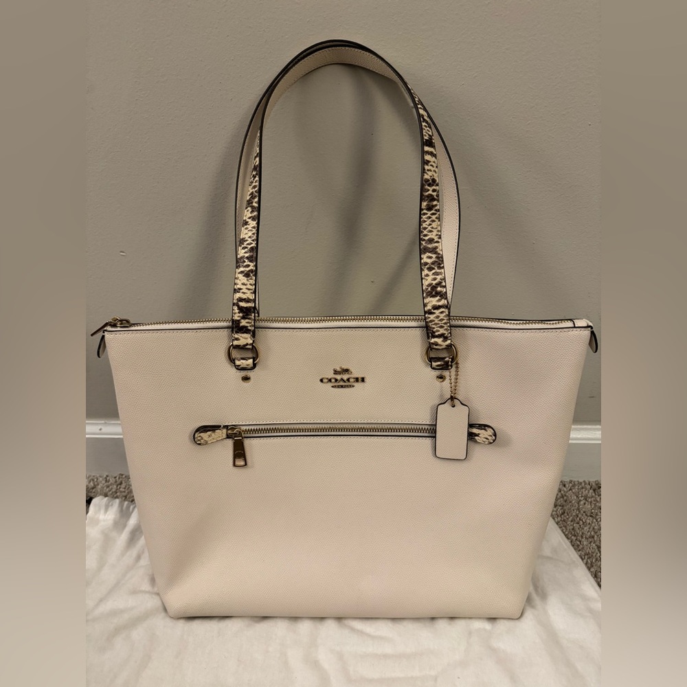 Coach Shoulder Bag in Snakeprint and Crème